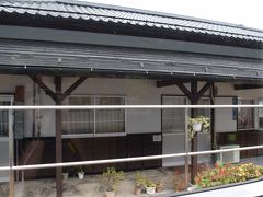 素敵な木造駅舎は八千穂駅。