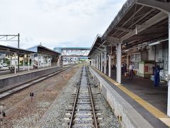 車両基地の置かれている中込駅を過ぎれば、残り２０キロほど。

売店の営業と前面展望は、この駅でほぼ終了になり、アテンダントの方も１名下車して行きました。
小諸に着いた後は、ここまで回送の上、２号の準備をするので、そのためかもしれません。