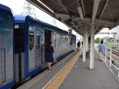 岩村田駅でも対向列車交換で少々停車。