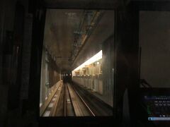 広瀬川を渡るとすぐにまた地下に吸い込まれ、国際センター駅へ。