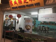 ユニバ出て、マレーシン・フード・ストリートへ。
名前と違って中にはタイ料理とかもあります。
夕方前の変な時間の訪問のため空いてます。