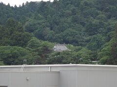 外へ出ると仙台城大手門隅櫓のアタマがちょこっと見えます。
ここまでは駅から歩けますが、ここがいわゆる「入口」です。仙台城址までは急坂ですので歩くのは危険です。巡回バス「るーぷる仙台」を利用しましょう。