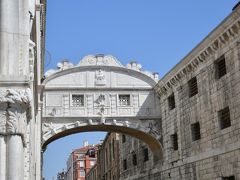 溜息の橋(Ponte dei Sospiri)

右側の建物が牢獄で、囚人が判決を受けるときにこの橋を渡ったそうです。
囚人はこの橋から外の美しい景色を見て、この先に待ち構えている自分の運命を思ってため息をついたとか。