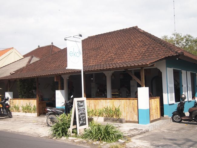 サンタイのお向かいには、いい感じのカフェ「eko cafe」があります。<br /><br />気になる気になる。。。