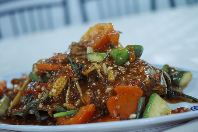 という訳で、魚もチョイス。<br /><br />調理済みなので、何だか分からなくなってますが（汗）<br /><br />( ﾟДﾟ)ｳﾏｰｲ<br /><br />これにご飯が付いてきます。