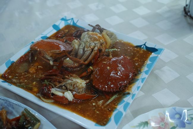 調理されたカニ～。<br /><br />身は柔らかく、チューチュー吸う感じ。<br /><br />出汁が効いてて、( ﾟДﾟ)ｳﾏｰ( ﾟДﾟ)ｳﾏｰ<br /><br />そして、これにもご飯が付いてきます。<br /><br /><br />こっちの人は良く食べますね。<br /><br />おなかが、妊娠したみたいになりました～。