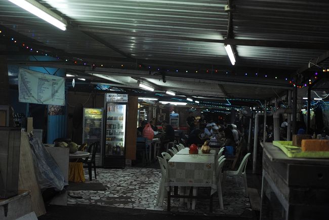 写真が暗くて分かりづらいですが、にぎわってます。<br /><br />皆さん鶏肉（AYAM）を食べているようでした。