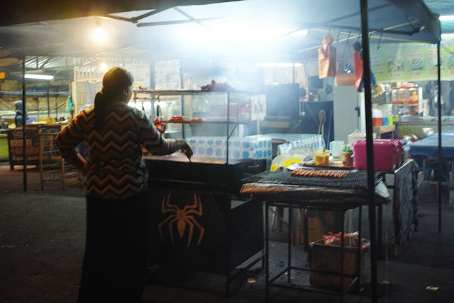 炭火で焼いた鶏肉が旨そうだったので、<br /><br />最後に、ぶっこみました～。<br /><br />もう喰えません。ホテルへ退散しました～。