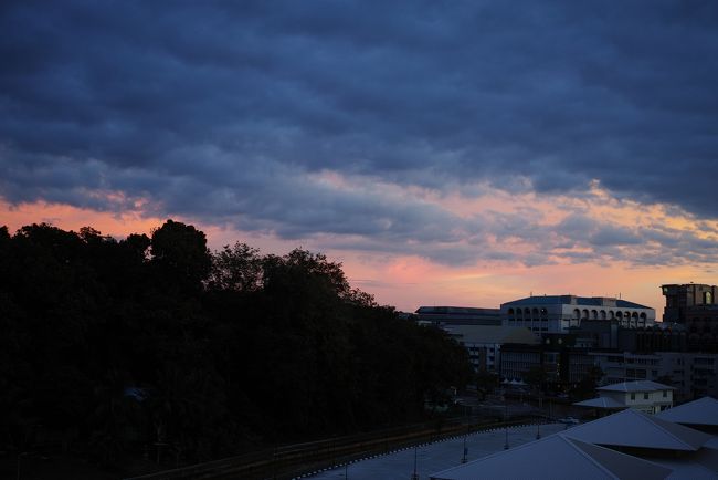 ホテルでナイトマーケットの情報を仕入れ、<br /><br />さて、いってみましょうか～