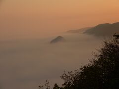 初日にフットパスで訪れた観音山の展望台へ

すごーーーーい！！  海霧が雲海みたいになってる！！  