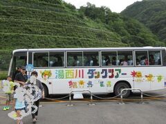 道の駅湯西川、からダックツアーが出発です。13時15分～14時35分。
普通のバスに乗って湯西川ダムへ行き、ダム見学後、水陸両用バスに乗り換えてダム湖を周遊します。

出発時に機内持ち込みキャリーケースは車に乗せられないと言われ、なくなくコインロッカー500円で預けました。