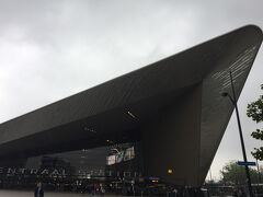 ロッテルダムにやって来ました。
これ 駅です。
凄い建物ですね