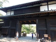 弘前に到着してひとまずチェックインを済ませると弘前城まで散歩に出かけました。

私たちが棲む北海道にはいわゆるお城は松前城くらいなのでまたとない機会です。