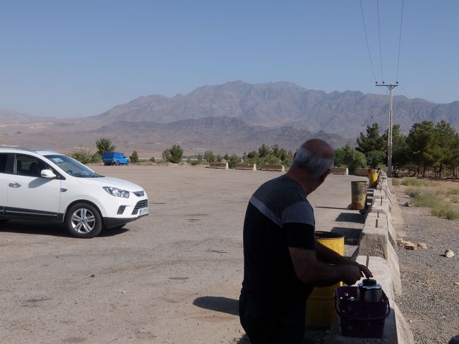 7月29日（土）　「世界の半分」「イランの真珠」イスファハンからカシャーンを経てテヘランに戻ります。<br /><br />カシャーンに向かう途中、休憩アリアみたいな場所でお茶とヒマワリの種のティータイム。<br /><br />ここのトイレの衛生状態は劣悪です。<br />口を閉じて用をたさないと、ハエを飲み込んでしまいます。