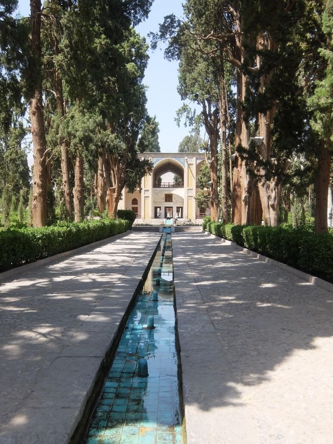 カシャーンで有名な観光スポット「フィーン庭園」　ここも世界遺産です。<br /><br />＊＊＊＊＊＊＊＊＊＊＊＊<br />フィン庭園は、イラン・カーシャーンにあるペルシャ式庭園である。<br /><br />フィン庭園内には、1852年、ガージャール朝・ナーセロッディーン・シャーの宰相を勤めたアミール・キャビールが暗殺された浴場も含まれている。（中略）<br /><br />フィン庭園の起源はサファヴィー朝以前にあったと考えられている。<br />もともと、フィン庭園は、カーシャーン以外の場所にあったものが移築されたと伝えられているが、その明確な証拠は見つかっていない。<br /><br />現存するフィン庭園の建設は、アッバース1世の時代に建設された。【ウィキペディア】<br />＊＊＊＊＊＊＊＊＊＊＊＊＊＊＊＊＊＊<br /><br />サファビー朝は、16世紀から18世紀前半にペルシャを支配した王朝です。<br />サファビー朝の王であるアッバスー1世の在位は1588年 - 1629年です。