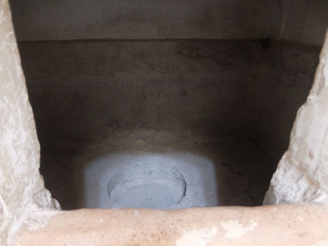 お湯を貯めた穴のようです。スチームバス用でしょうか。<br /><br />“トルコ風呂”というのは、イラン起源のようです。