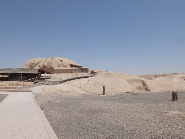 「テペ」はペルシア語で「丘」または「塚」を意味します。<br /><br />＊＊＊＊＊＊＊＊＊＊＊＊＊＊＊＊＊<br />シアルクのジッグラトは、紀元前3000年頃に建造された。イラン文化遺産団体、ルーヴル美術館、フランス・イラン研究所の共同研究により、シアルク最古の集落は紀元前5500–6000年まで遡ることが確認されている。<br /><br />当時シアルク（およびその周辺の地域全体）が発展したのは、近くに清潔で豊富な水源が存在していたことが原因だったと考えられている。<br /><br />「ソロモンの泉」と呼ばれる水源は、周囲の山々からもたらされる水を、現在に至るまで数千年にわたりこの地域に供給し続けている。【ウィキペディア】<br />＊＊＊＊＊＊＊＊＊＊＊＊＊＊＊＊<br /><br />「ジッグラト」とは古代メソポタミアにおいて、日乾煉瓦を用い数階層に組み上げて建てられた巨大な聖塔を意味します。<br /><br />現地で先ず目につく写真の遺跡の用途ははっきりしていません。