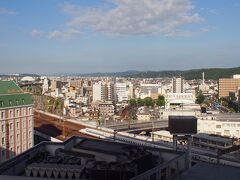 朝です。　本日も恨めしいぐらいの晴天（笑）
カーテンを開けたら、そこは･･･。　ダンナの好物である鉄分が･･･（笑）
新幹線以外にもいろんな電車が走ってました。

が、ダンナが全然支度してくれない･･･。

早く支度しろー！！