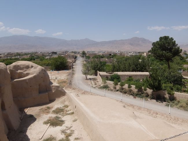 遺跡頂上から周囲を望む。<br /><br />イランには、こうした遺跡がたくさんあるのですが、国による保護・管理がまにあわず、多くの住民が“盗掘”“遺跡発見物の売買”で生計を立てているのが現状とも。<br />