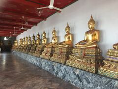 ワットポーに来ました。
タイは観光地ではタイ人価格と外国人価格があり、タイ人価格はタイ文字で、外国人価格は英数字で書かれています。
ちなみに、お寺などはタイ人は無料。外国人はお金がかかります。
無料といっても、タイ人はお寺にタンブンするので、なにもかからないわけではないですけどね。