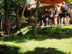 翌日はウブドまで足を伸ばしてアユン川のラフティングに挑戦。
ここでも日本人は少数派でしたが幸運なことに私達のボートは日本に住んでいた事のある日本語のできるガイドさんでした。
