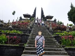 細く曲がりくねった山道をひたすら走って、バリ・ヒンドゥーの総本山「ブサキ寺院」に到着です。
こちらは短パンがダメとかではなく、正装でないと立ち入りできないとのこと。入山前に腰に布を巻いてもらいます。