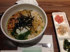 出発前の日本での最後の食事はお茶漬け

鮭と明太子が食べれて幸せ
