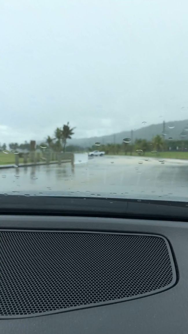 お昼前にスコールが。