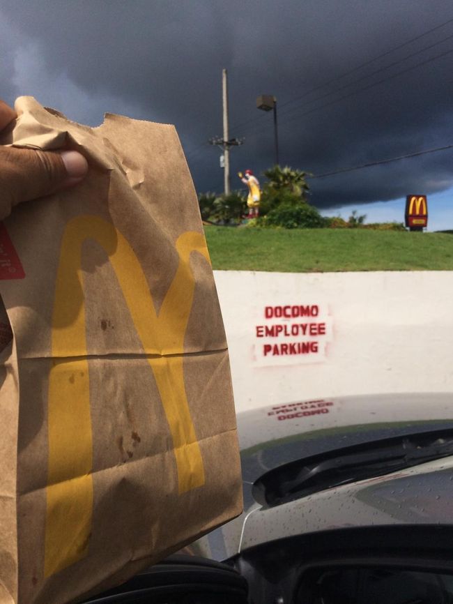 通り道に、マクドナルドと携帯ショップが有ったのでで寄り道。<br />ドコモパシフィック　名前に「DOCOMO」とついているだけと思っていた方が良い。<br />プリペイドSIM買ったけどトラベラー用は無かった。3日間用でデーター制限無しで8ドル<br /><br /><br />身分証明書　何も掲示しなかったが？