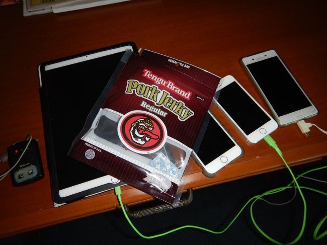 今回のガジェット。左から。<br />WBT-202．GPSロガー  最近はiPhoneやandroidでも記録出来るケドkmz変換が有料とか。<br />iPadPro105インチ DOCOMO　iOS11b5　機内モード<br />iPhone７　softbank　iOS10　テザリング　親機<br />iPhone5s　AU　SIMFree　iOS11b5　現地SIM　テザリング親機<br />牛さんはダメだけど、豚さんは、お土産おk。<br />おkだけど、開封してあるのはダメ。(牛さんと間違えると、、)<br /><br />Xperia z DOCOMO 1day 1日目のみ使用<br />