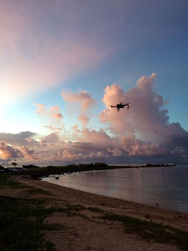 前後左右に揺さ振りながら降ろします。