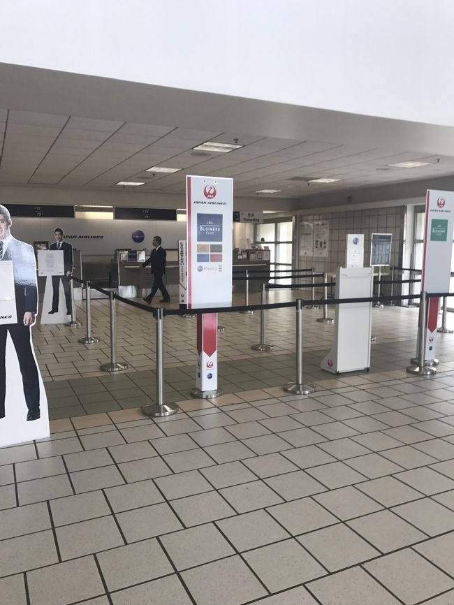 固定のカウンターあるから良い？<br />チェックイン開始前に行ったら誰も居ない。<br />ケド、呼び出しベルで呼んで、荷物預けた。