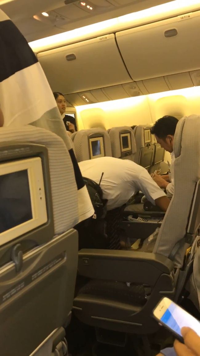 座席がロックしないそうです。<br />別の席に移動され、壊れた席は無人です