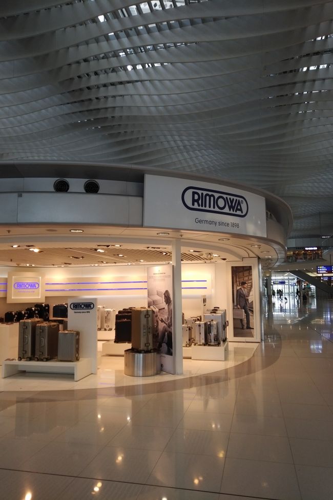 近いっすね。あっちゅー間。今回は初めてＴ２に行ってみました。目的はリモワですが、持ち込みサイズの欲しいヤツが無くて断念。それにだいぶ高かったです。<br />Topas 32L 924.52.00.4 で8080HKD