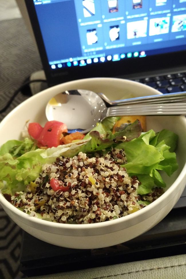 Plaza Premium Loungeにもありましたが、スーパーフードのキヌアのサラダ。流行ってるんですかね。このあとポークリブとか軽くいただいてます。
