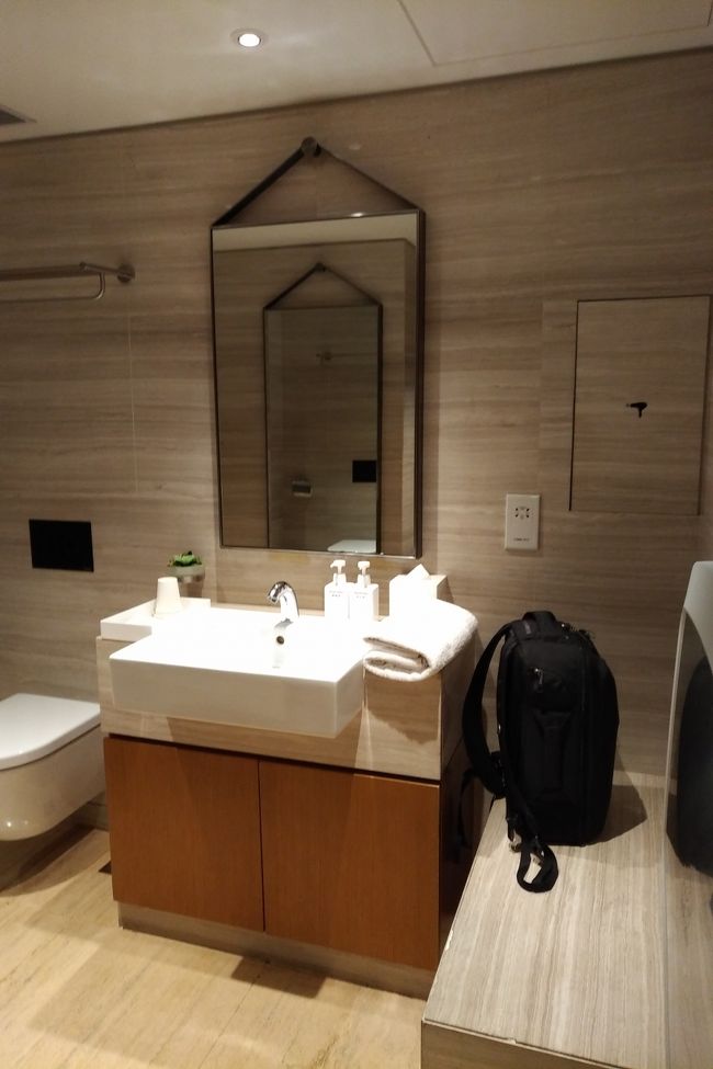 30分前にシャワー室へ。別にシャワーへ行きたいわけじゃ無かったのですが、トイレが狭く激混みだったので、空いていたこっちへ。