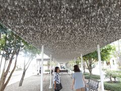 ワットロンクン

真白な寺院

とある芸術家が私財を投げうってつくった寺院です