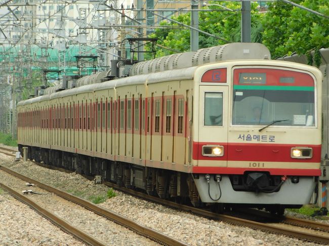 2017.08.13　白雲<br />連写でもう１枚。“田”の字強調。ほとんど改造されてしまったため、“田”の字窓は１号線と２号線に数編成が残るのみで極めて貴重と思われる。korailの１次車“サハ”はさすがにもう走っていないだろうし…