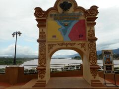 ゴールデントライアングル

タイ・ラオス・ミャンマーの３国が接する地点