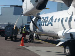 受託荷物も1個づつ人が搬入しています
タリンへは30分で到着です
Finnairのコードシェア便です

機内ではドリンクサービスがありました

タリン空港にほぼ定刻17:10到着
エスカレーターを降りてバス乗り場へ
20分ほど待って2番バスで市内へ　他のバスも市内へいくみたいです・・・
ウ゛ィルホテル裏（A.laikmaa）で下車
電光掲示板もあるしバス停にも表示がある
安心です