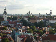 旧市街は徒歩で回れます
先程行ったトームペアを聖オレフ教会の塔から見た画像です
聖オレフ教会は20:00まで塔に登れます
階段は結構キツイです
が、絶景が待っています

正におとぎの国...
かわいい(^-^)
