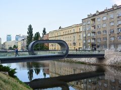 Bridge Festina Lente

橋の真ん中のくるっとなったところの中にベンチがあって、休憩しながらミリャツカ川を眺められます。