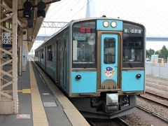 1番線に三セクの「青い森鉄道」の電車が停車中。２つ前のＪＲの電車と塗装以外ほとんど同じ。