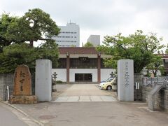 常光寺の東隣りにある正覚寺。
寺町の４寺の中で最古の歴史があり、津軽三十三観音霊場の第二十二番札所でもありますが、歴史的価値のある本尊などは焼失してしまったそうです。
