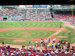 午後1時20分、試合開始まであと10分。

せっかくのボストン乗り継ぎだから、ボストン観光を、と考えたときに浮かんだのが、ボストンには確かメジャーリーグの球団あったよね～、ということ。
で調べたら、なんとちょうど滞在日にデーゲームがある！
そして、さらに調べるとチケットも簡単に取れるみたい、ということがわかり、え～い、とばかりにチケット撮っちゃいました。

チケットを買ったサイト
　　⇒https://www.viagogo.jp/SellTickets?PCID=ETRSELL

この写真を撮った時には気が付かなかったけど、我が家の座席はちょうど写真の奥2階席との区切りになっているすぐそばでした。
その席でも2人分で、150ドル近くしました。
