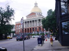 その公園の脇を通って行くと、目の前に立派な建物が。

「Massachusetts State House」（マサチューセッツ州議事堂）