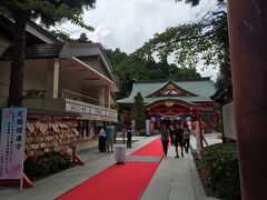 仙台の護国神社。赤いカーペットは結婚式用だそうで、踏まないでね。