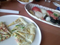 食べてばかりみたいですが、ランチ。
道の駅　富士川楽座にて。
しらすと桜えびのピザにお寿司。とワインとビール。
シラスと桜えびのパスタおいしかった。