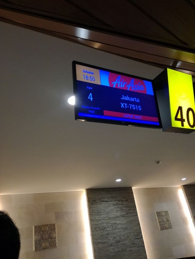 「CGK行」のシールを荷物に貼ったらカウンターで預けます。<br />エアアジア　国内線　預け荷物15キロ　機内持ち込み7キロまで無料です。