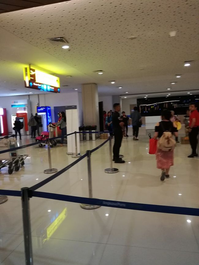 帰りはキャリーバックも全部を預けます。<br />えっとぉ　エアアジア国内線で預け荷物する方は、カウンターに並ぶ前に<br />荷札（？）の発行が必要です。<br />WEBcheck inしてプリントアウトしておいた搭乗券を機械にかざすと<br />ハラハラと荷物につけるシールが出てきます。<br />日本国内線もこんな方式だったわよね。<br />